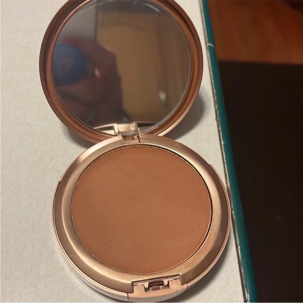 Mally poreless face defender Compact